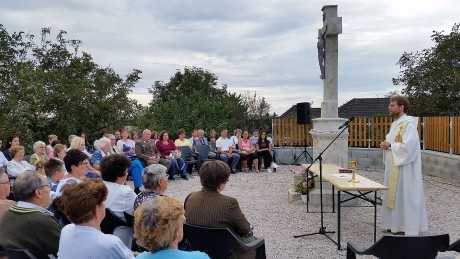 Szabadtéri szentmise és közös imádság lesz vasárnap a Szőlő utcai keresztnél